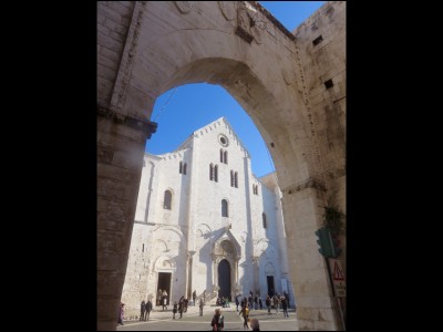 Quel est le saint dont les reliques sont conservées à Bari, capitale de la Pouille ?