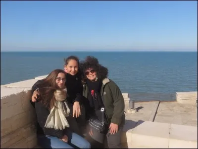 Quelle mer baigne la partie la plus longue de la côte des Pouilles ?