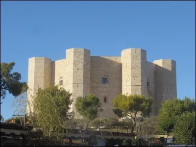 Quel est ce château bâti sous le règne de l'empereur du Saint-Empire, Frédéric II de Hohenstaufen, au XIIIe siècle et classé au patrimoine mondial de l'UNESCO ?