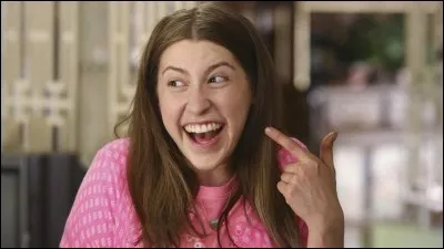 La fille porte toujours un :