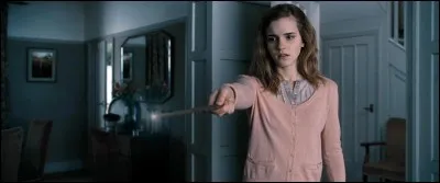 Dans "Harry Potter et les reliques de la mort", quel sort jette-t-elle chez elle et à qui ?