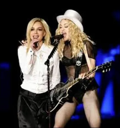 En 2003, avec quelle chanteuse Madonna partage-t-elle un duo sur la chanson "Me Against The Music" ?