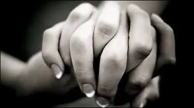 Que serre-il dans ses mains ?