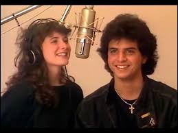 En 1988, avec quelle chanteuse Glenn Medeiros partage-t-il un duo sur la chanson "Un roman d'amitié" ?