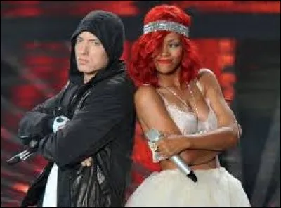 En 2010, avec quel rappeur Rihanna partage-t-elle un duo sur la chanson "Love the Way You Lie" ?