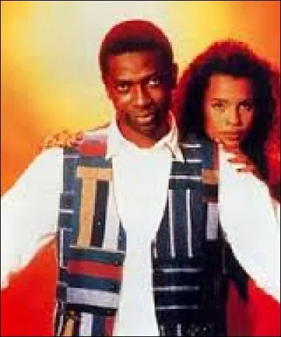 En 1994, avec quelle chanteuse Youssou N'Dour partage-t-il un duo sur la chanson "Seven Second" ?