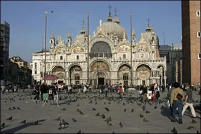 Combien y a-t-il d'églises à Venise ?