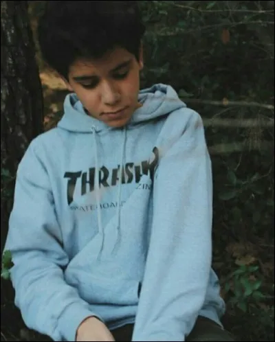 Avec qui &eacute;tait-il quand il a rencontr&eacute; Gloria pour la premi&egrave;re fois ?