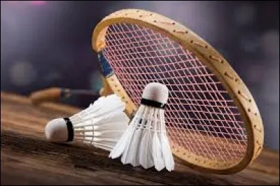 En combien de points se gagne un set de badminton ?