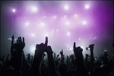 Ce jour-là il ne chantait pas "Osez Joséphine", mais "La foule est beautiful" :