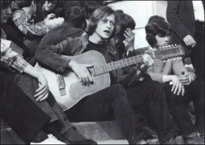 Qui chantait "A mon procès, moi j'ai fait citer une foule de témoins, toutes les filles du coin....et j'ai déclaré je suis un homme, quoi de plus naturel en somme ?" ?