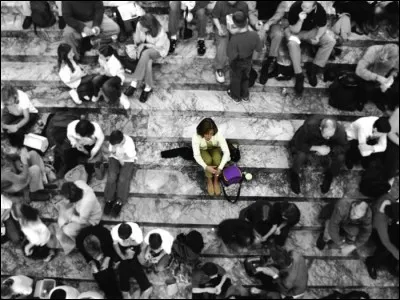 Qui est l'interprète des paroles "Et devant la vitrine la foule pas toujours amicale, et si on te demande dis-leur, d'oublier de m'attendre, car ici c'est ailleurs...."