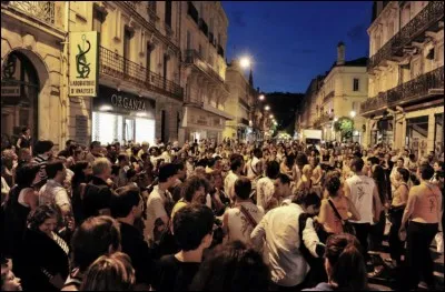 Qui chantait "Et puis dans la foule au loin, je vois que tu me souris, les néons des magasins sont tous allumés, c'est la nuit, le lundi au soleil..."