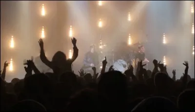 Qui chantait " Et tant pis si la foule gronde, si je ne tourne pas dans la ronde, Papa quand je serai grand je sais ce que je veux faire, je veux être minoritaire" ?