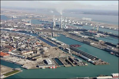 HAVRE (LE) - Quel "statut" occupe cette ville portuaire par rapport au département de la Seine-Maritime ?