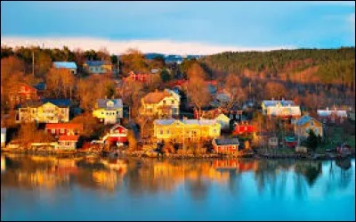 Quel pays a pour surnom "Pays des Mille Lacs" ?