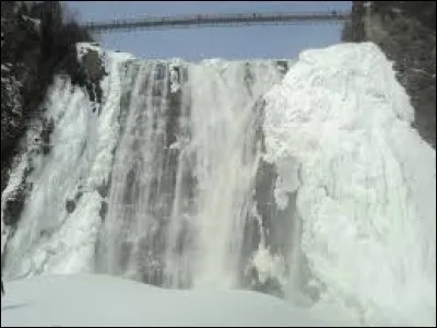 Quel est le nom des chutes faisant face à l'Ile d'Orléans (ville de Québec) ?