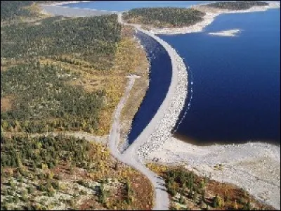 Hydro-Québec est la société d'état fournissant l'électricité aux Québécois. Elle possède 27 réservoirs, véritables mers intérieures. Quel est le plus grand réservoir, en superficie ?