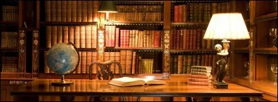 Quelle est la première énigme posée par les livres de la bibliothèque d'Hermione ?