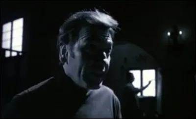 Comment Max Barsini tue-t-il une de ses trois femmes dans "Portrait d'un assassin" ?