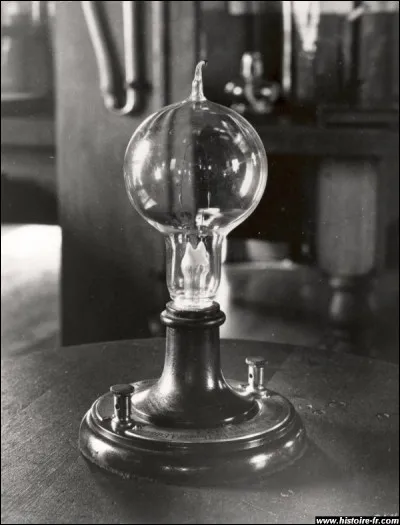 Quel matériau Thomas Edison a-t-il utilisé en 1879 pour le filament de son ampoule électrique ?