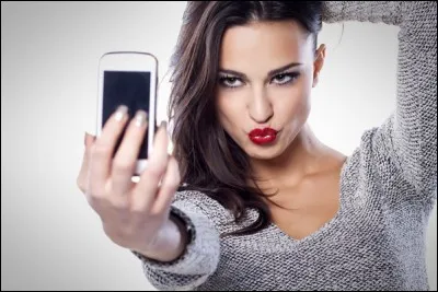 Normalement quand vous prenez un selfie avec votre smartphone, si vous êtes à gauche, de quel côté de la photo apparaissez-vous ?