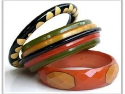 Selon vous, quelle est la matière de ces bijoux ?