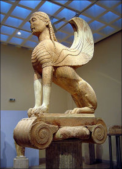 Dans la mythologie grecque, c'est un monstre à tête de femme, pattes et queue de lion, ailes d'oiseau. De quelle créature s'agit-il ?