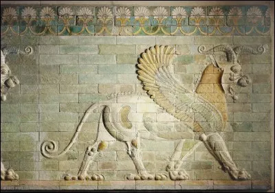 Cette créature, représentée ici à Suse, est apparue en Egypte vers - 3000; on la retrouve dans la plupart des civilisations antiques. De quelle créature s'agit-il ?
