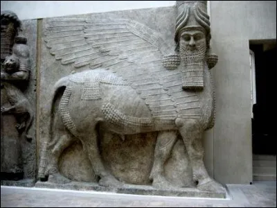Ces taureaux ailés sont des créatures bienveillantes gardant le palais du roi. A quelle civilisation appartiennent-ils ?