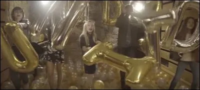 Dans le clip "Le monde nous appartiendra", de quelles couleurs sont les ballons ?