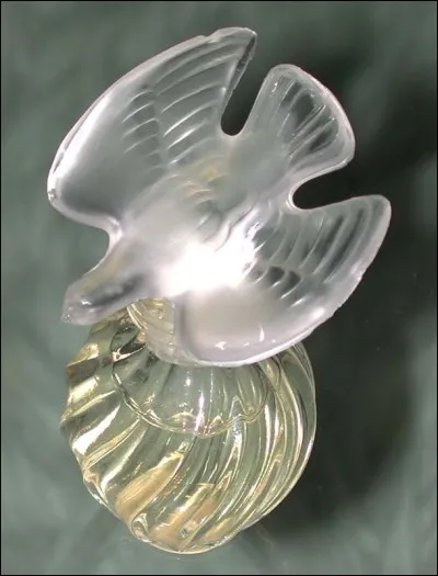 Quel est l'oiseau sculpté en verre, qui sert de bouchon à l'eau de toilette "L'air du temps" ?