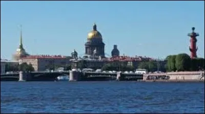 Comment se nomme le fleuve qui se jette à Saint-Pétersbourg ?