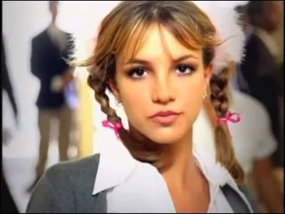 Britney Spears avait quel âge lors de la sortie de "Baby One More Time" ?
