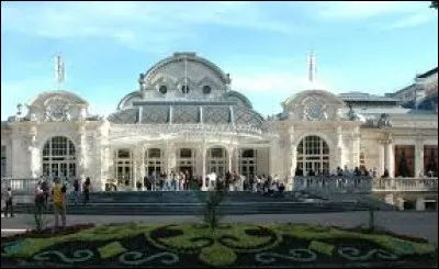 Il y a de nombreux contrastes à Vichy qui souffrent encore depuis l'arrivée brutale des Allemands sous l'Occupation.