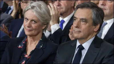 C'est parce qu'elle avait un ton de qualifiée que Pénélope a obtenu cette emploi auprès de son mari.