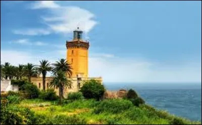 Dans ses voyages, ma voisine a voulue Tanger la verte mais ensuite, elle devait faire fasse à une épreuve : l'abîme à Tanger.