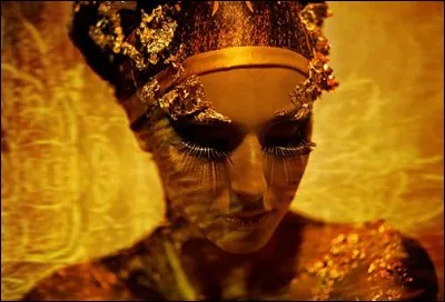 La légende en a fait le modèle des épouses, et aussi modèle des mères, qui élève son fils dans le désir de venger la mort de son père. Qui est-elle ?