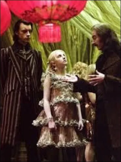 Avec qui se rend-elle à la fête d'Horace Slughorn ?