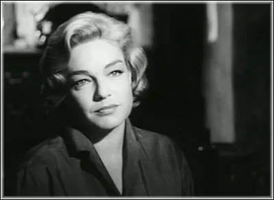 Après Claudette Colbert, franco-américaine, elle est la première Française à recevoir le prix de la meilleure actrice. C'était pour son rôle dans "les chemins de la haute ville". De qui s'agit-il ?