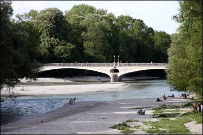 Par quel fleuve la ville de Munich est-elle traversée ?