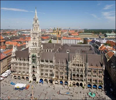 Quel est le nom de la place centrale de Munich ?