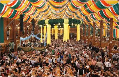 Quel produit national allemand le fameux Oktoberfest célebre-t-il ?