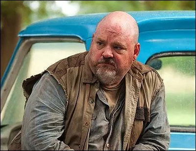 Dans la saison 2, le meilleur ami du héros a tué un gars, comment se nomme-t-il ?