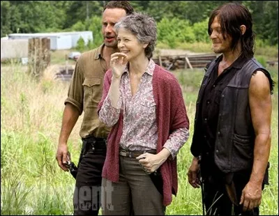 De qui est-il proche dans la série ?