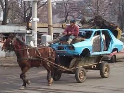 Que doit faire tout automobiliste qui voit un groupe de cavaliers le rattraper ?