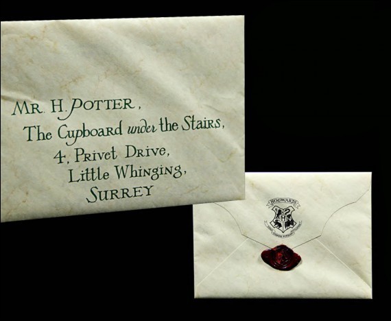 Sur la lettre d'admission à Poudlard de Harry, de quel(s) titre(s) honorifique(s) n'est pas affublé Albus Dumbledore ?