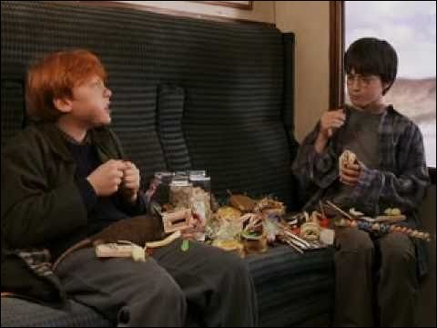 Combien ont coûté toutes les friandises que Harry et Ron ont achetées à la sorcière aux bonbons, et quelle est la première que Harry a mangée ?