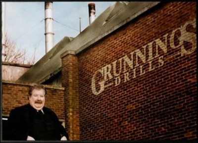 À quel étage et dans quelles conditions travaille Vernon Dursley, à l'entreprise de fabrication de perceuses Grunnings dont il est le directeur ?