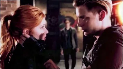 Qui s'oppose à l'amour de Clace ?